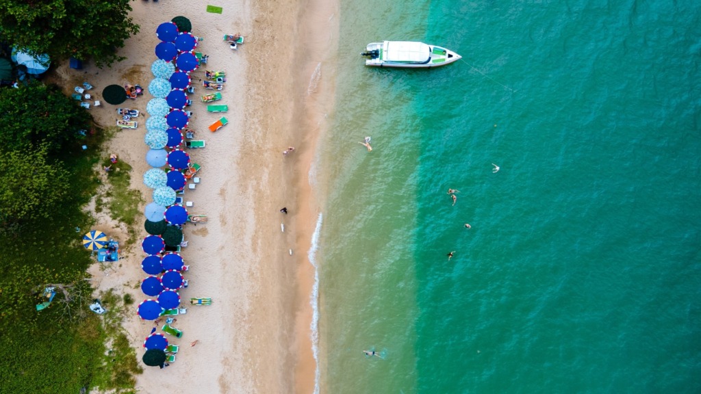 Вид с воздуха на пляж Кози-Бич в Паттайе.