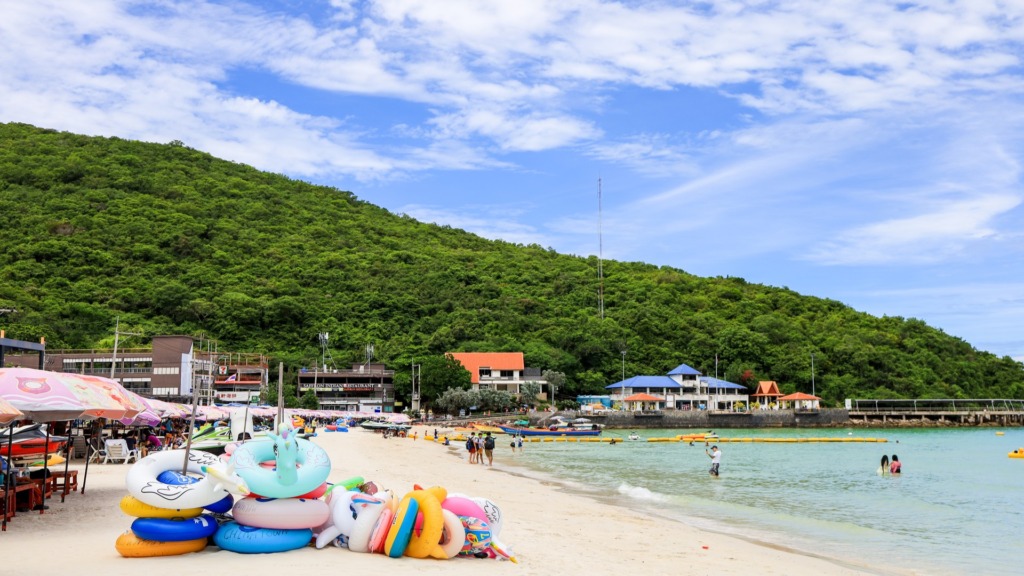 Красочные плавательные круги на пляже Таваен.