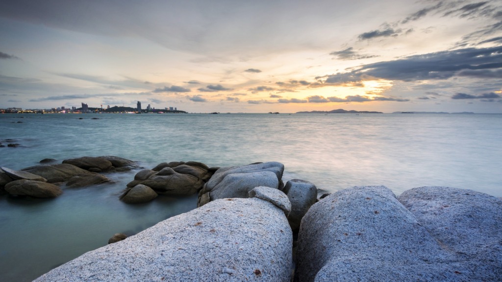 Каменные глыбы на пляже Вонгамат, Паттайя.