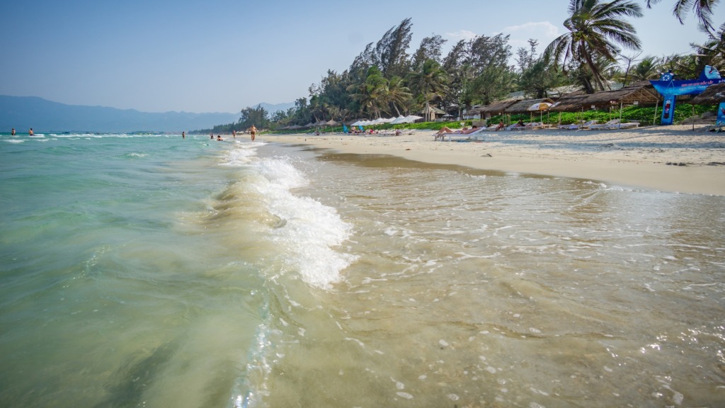 Бирюзовая вода на пляже Зоклет