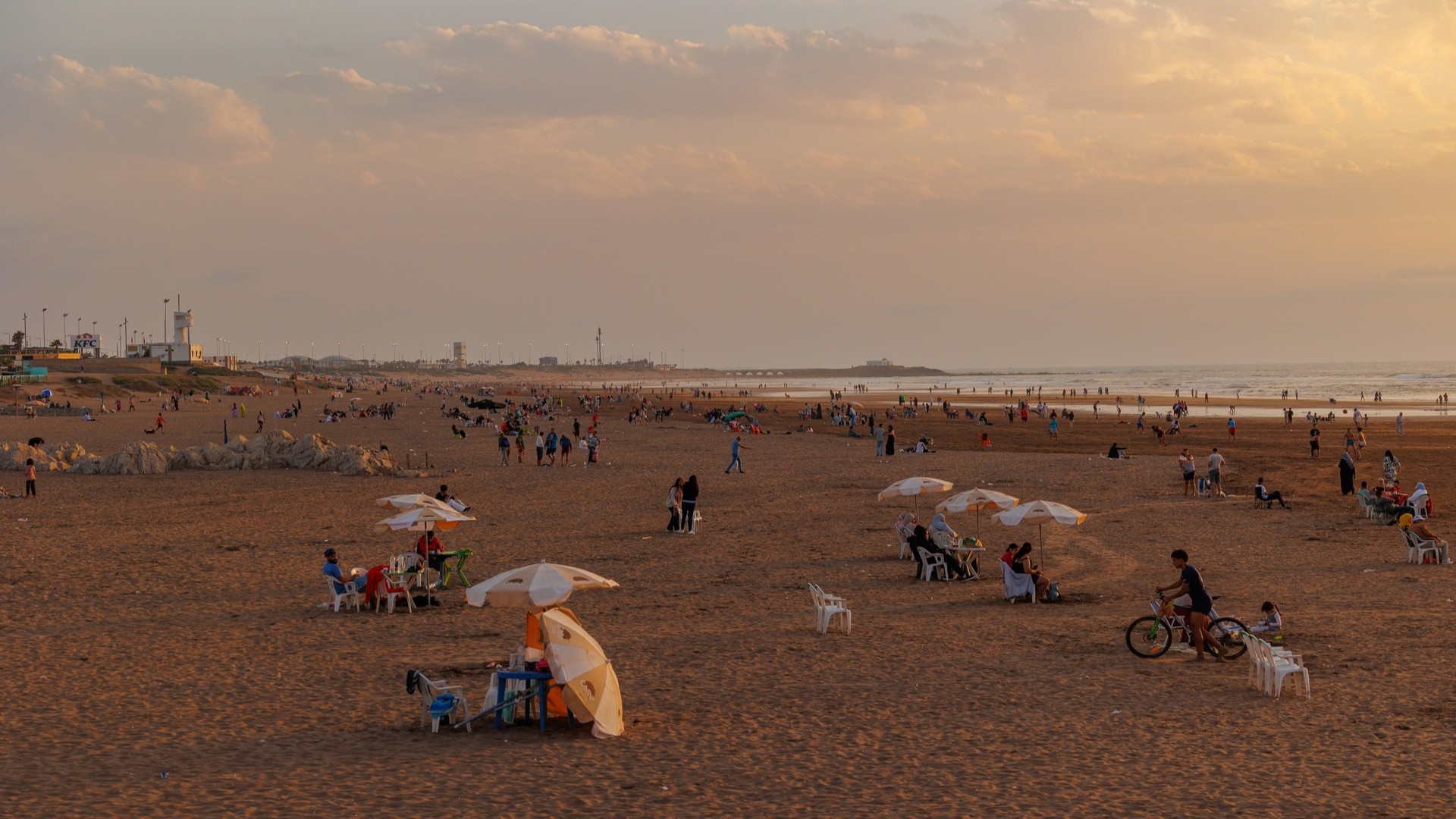 Туристы и местные жители наслаждаются пляжем Айн-Дияб в Касабланке.