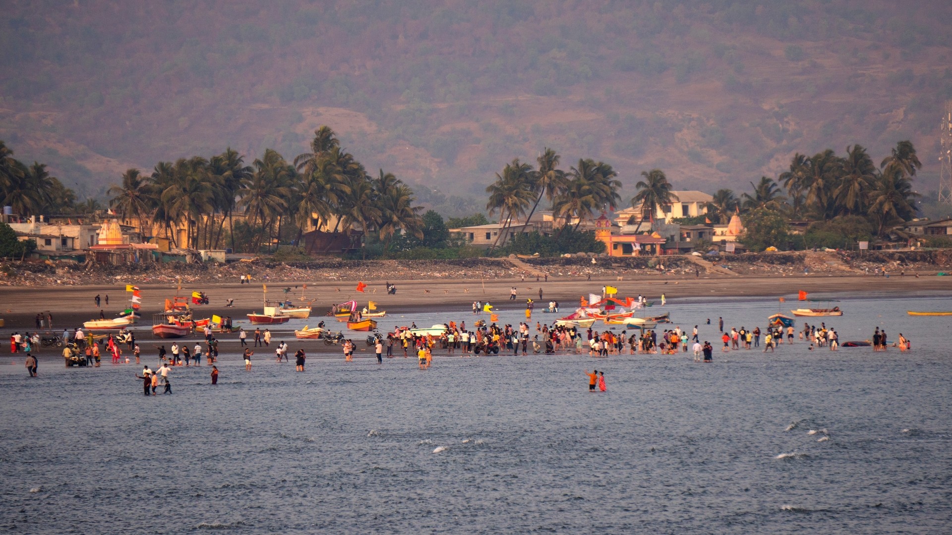 Туристы на пляже Алибаг.