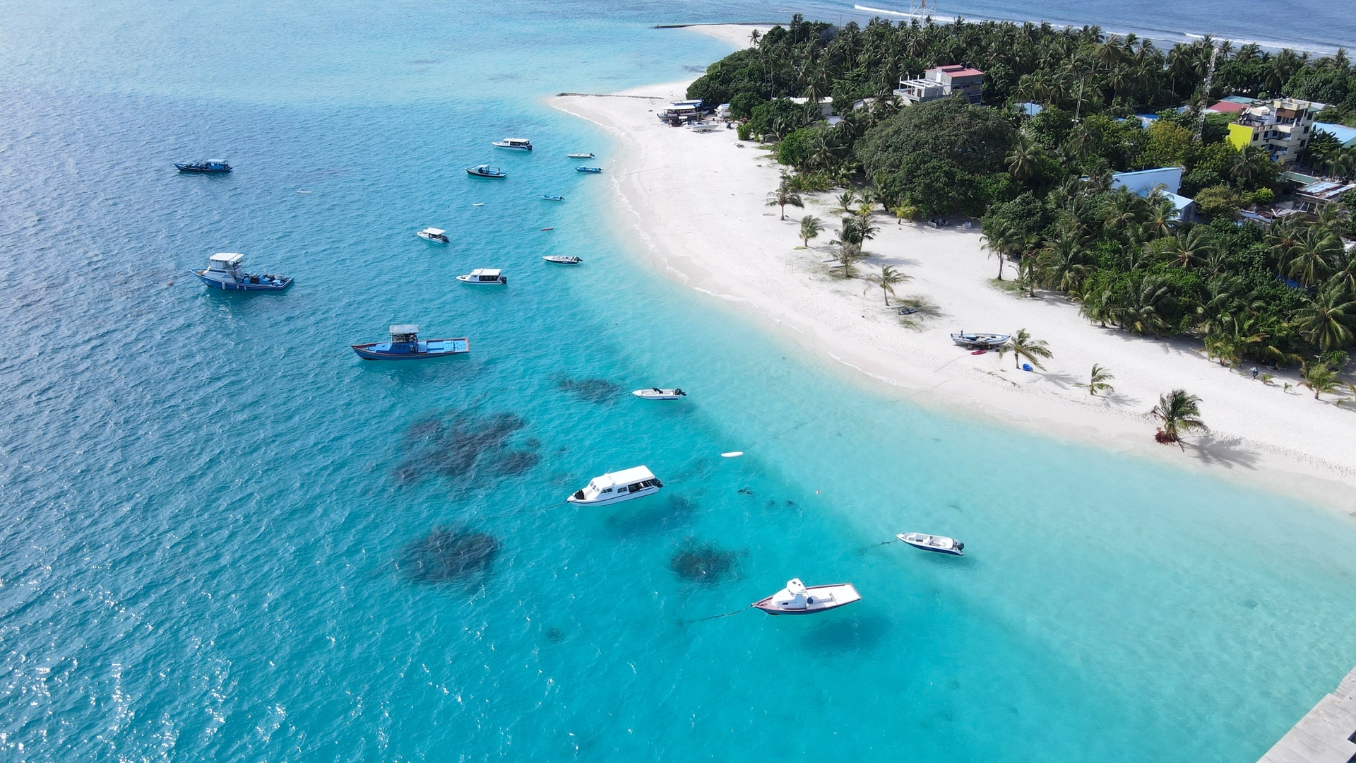 Песчаный пляж и лодки, атолл Вааву.