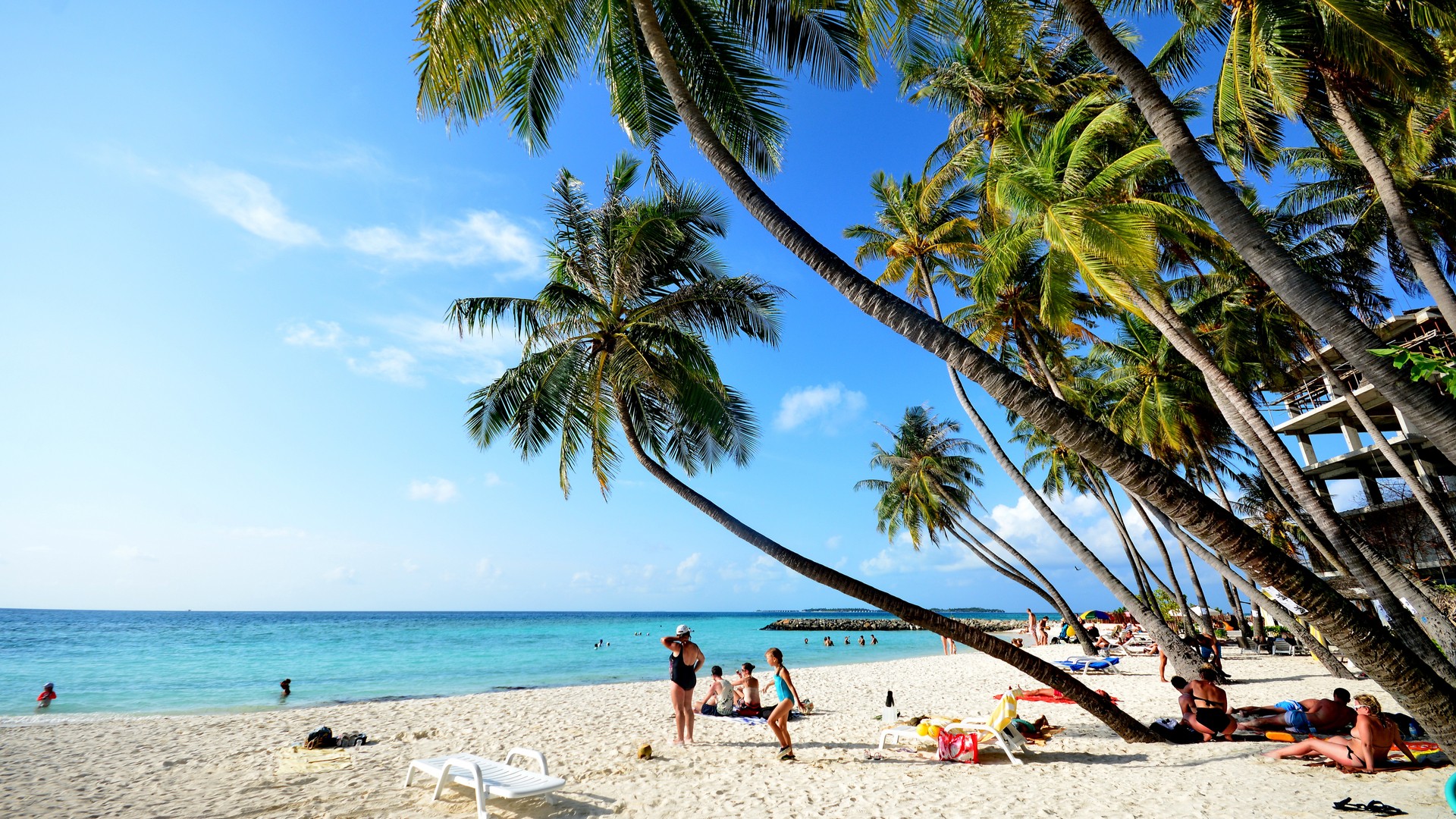 Туристы отдыхают на Бикини-Бич на Маафуши.