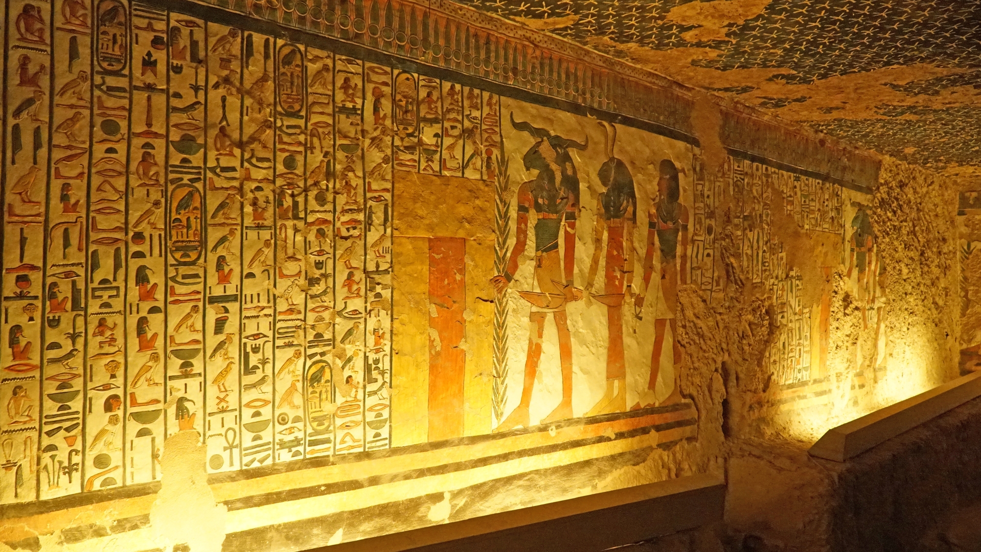 Гробница царицы Нефертари в Долине цариц и настенные иероглифы Древнего Египта.