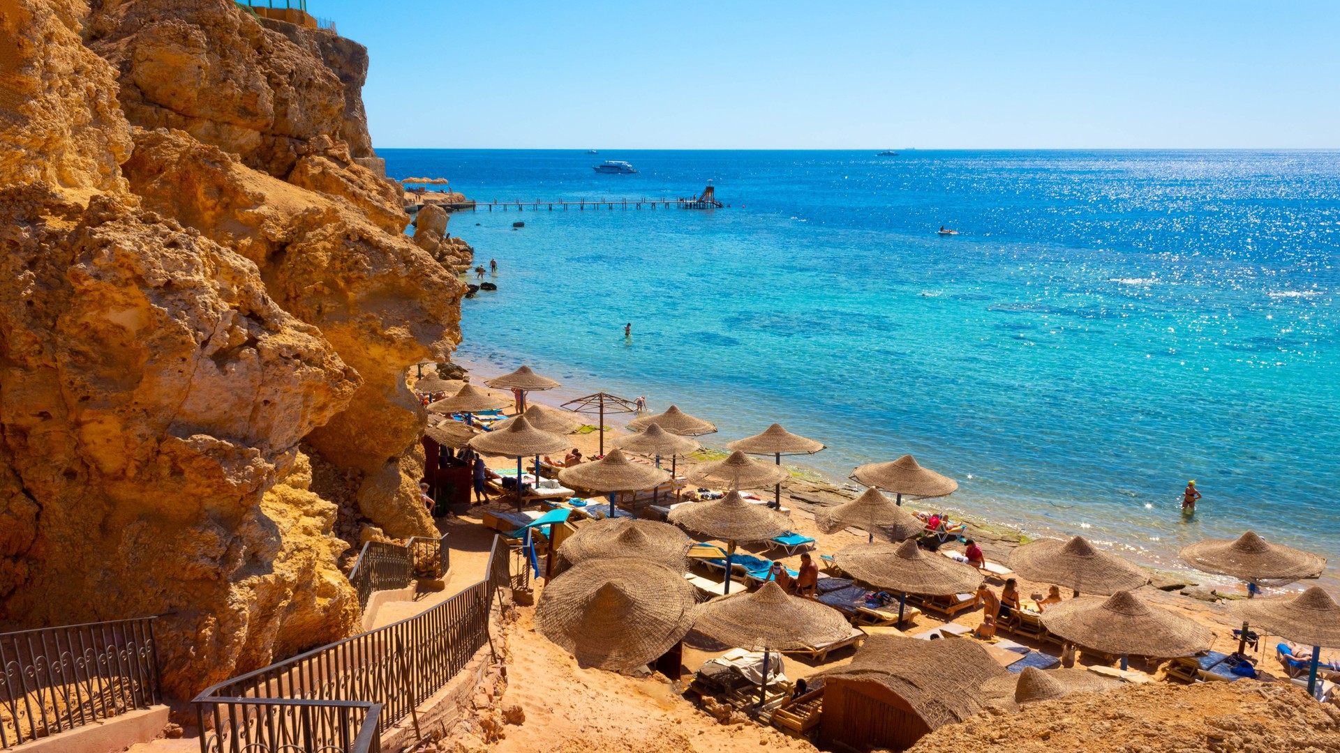 Спуск к живописному пляжу Эль Фанар.