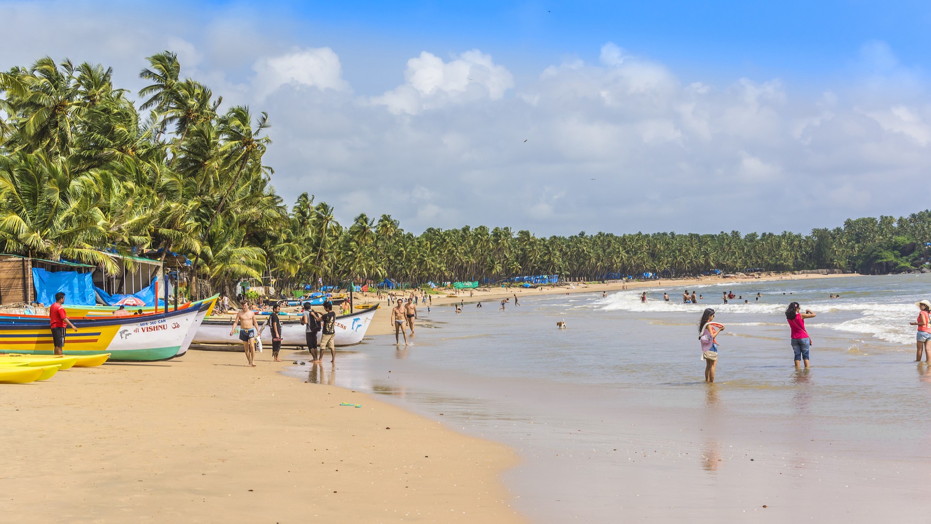 Отдыхающие на пляже Колва, Гоа.