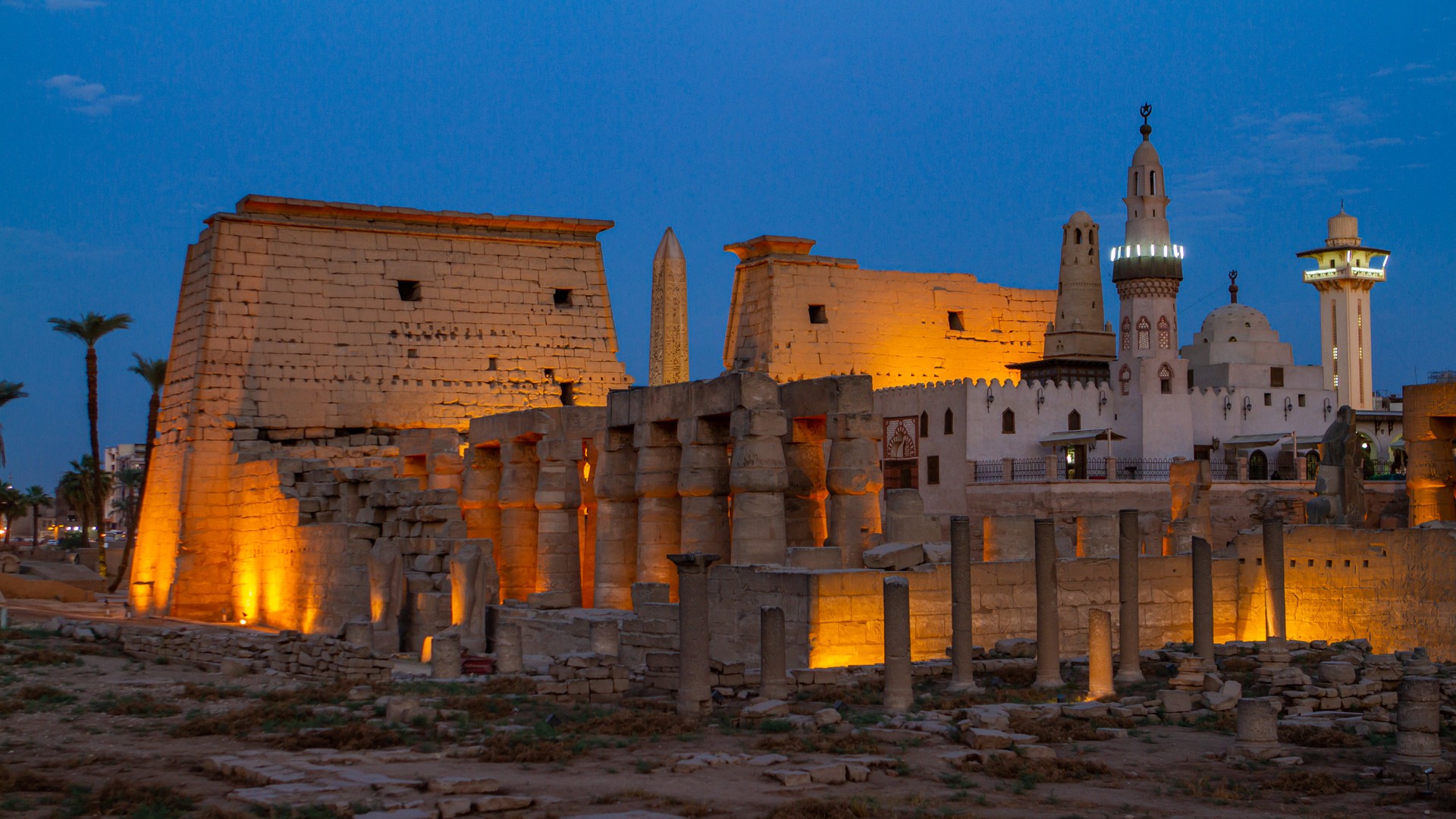 Луксорский храм с подсветкой в вечернее время.