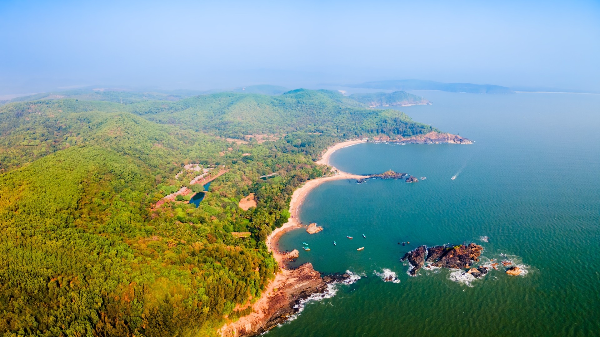 Панорамный вид с воздуха на пляж Ом-Бич.