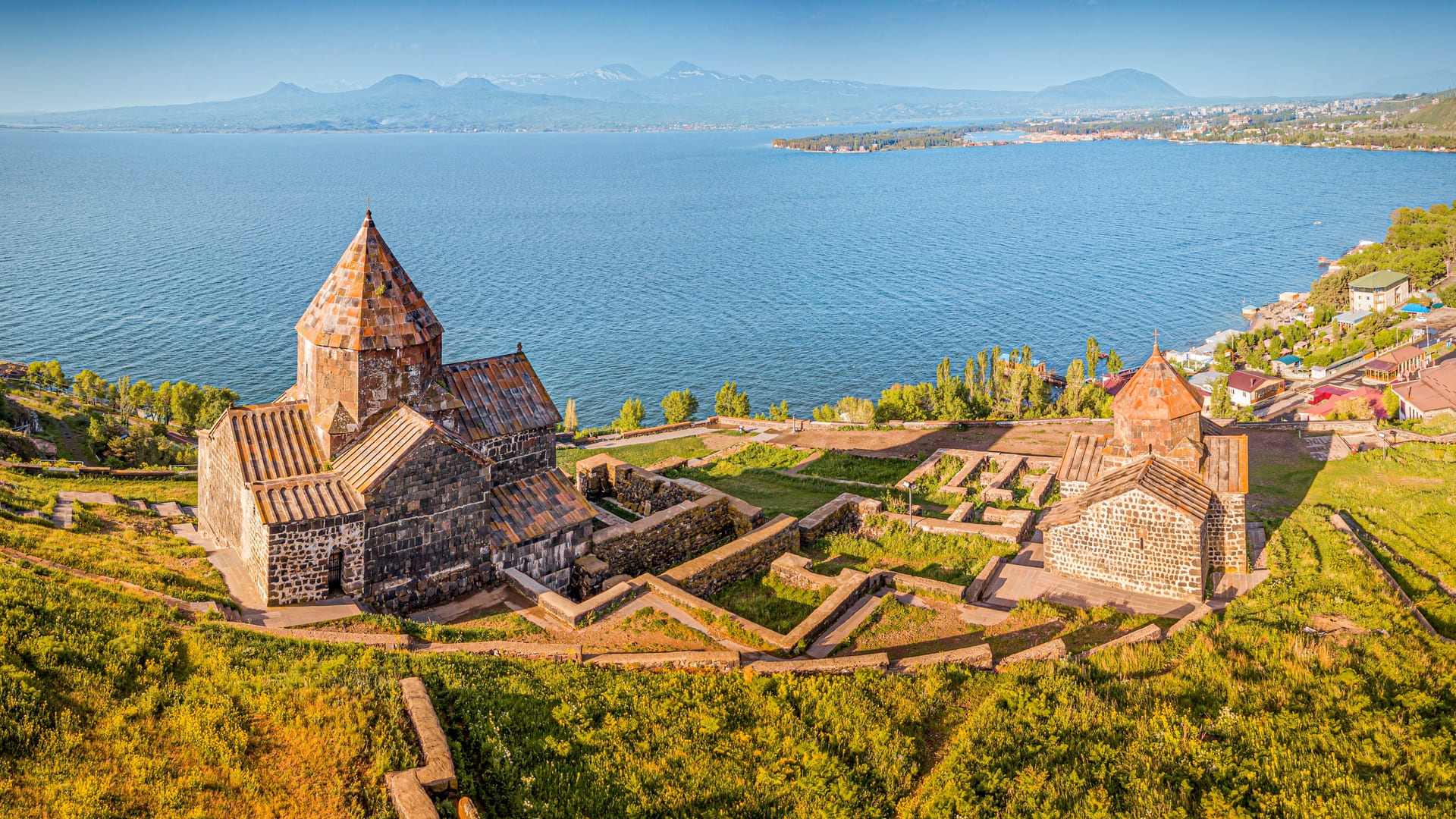 Монастырь и часовня Севанаванк с видом на знаменитое озеро Севан.