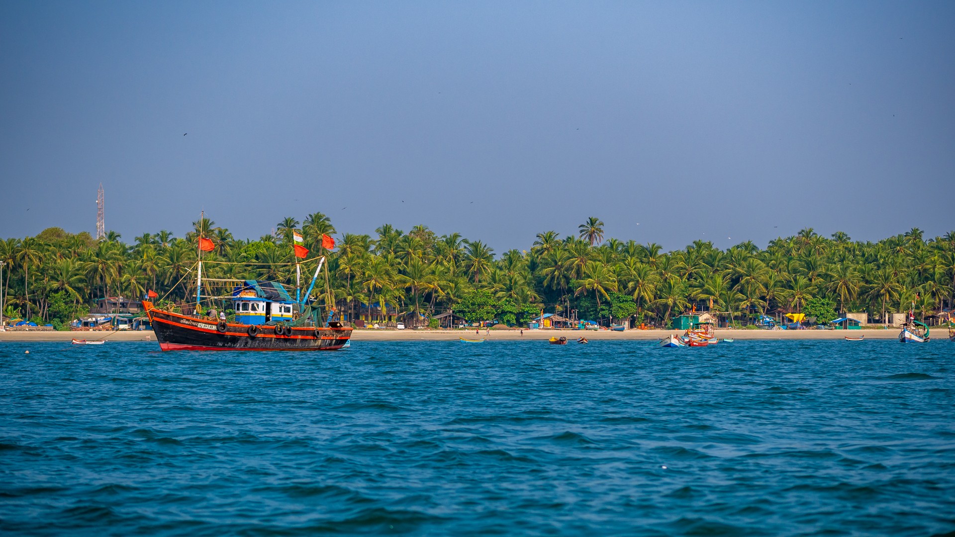 Туристическая лодка на пляже Такарли.