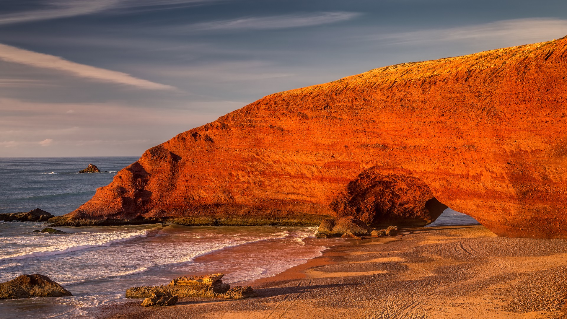 Закат у Красных Арок пляжа Легзира, Марокко.