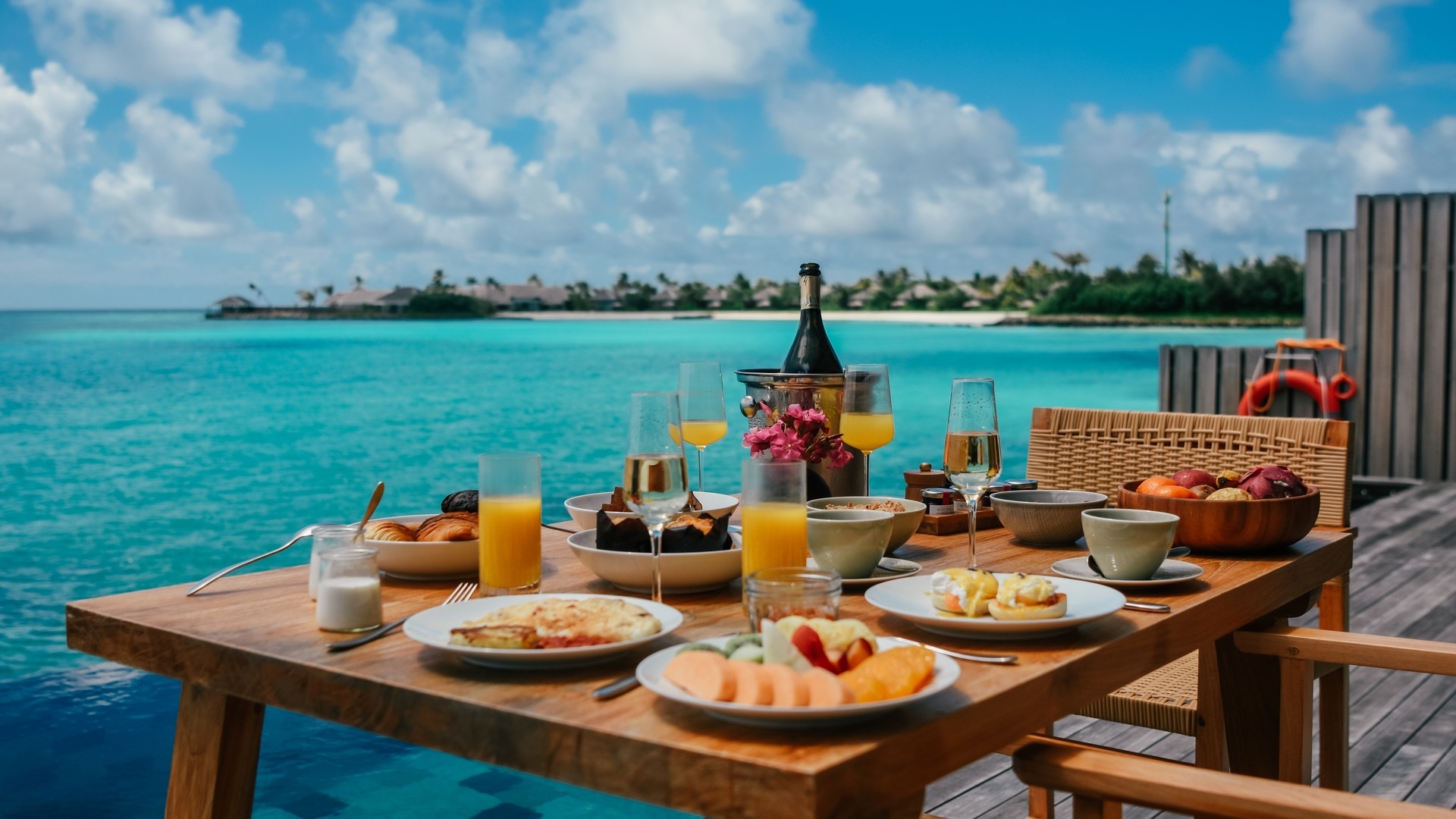 Завтрак на вилле на Мальдивах.