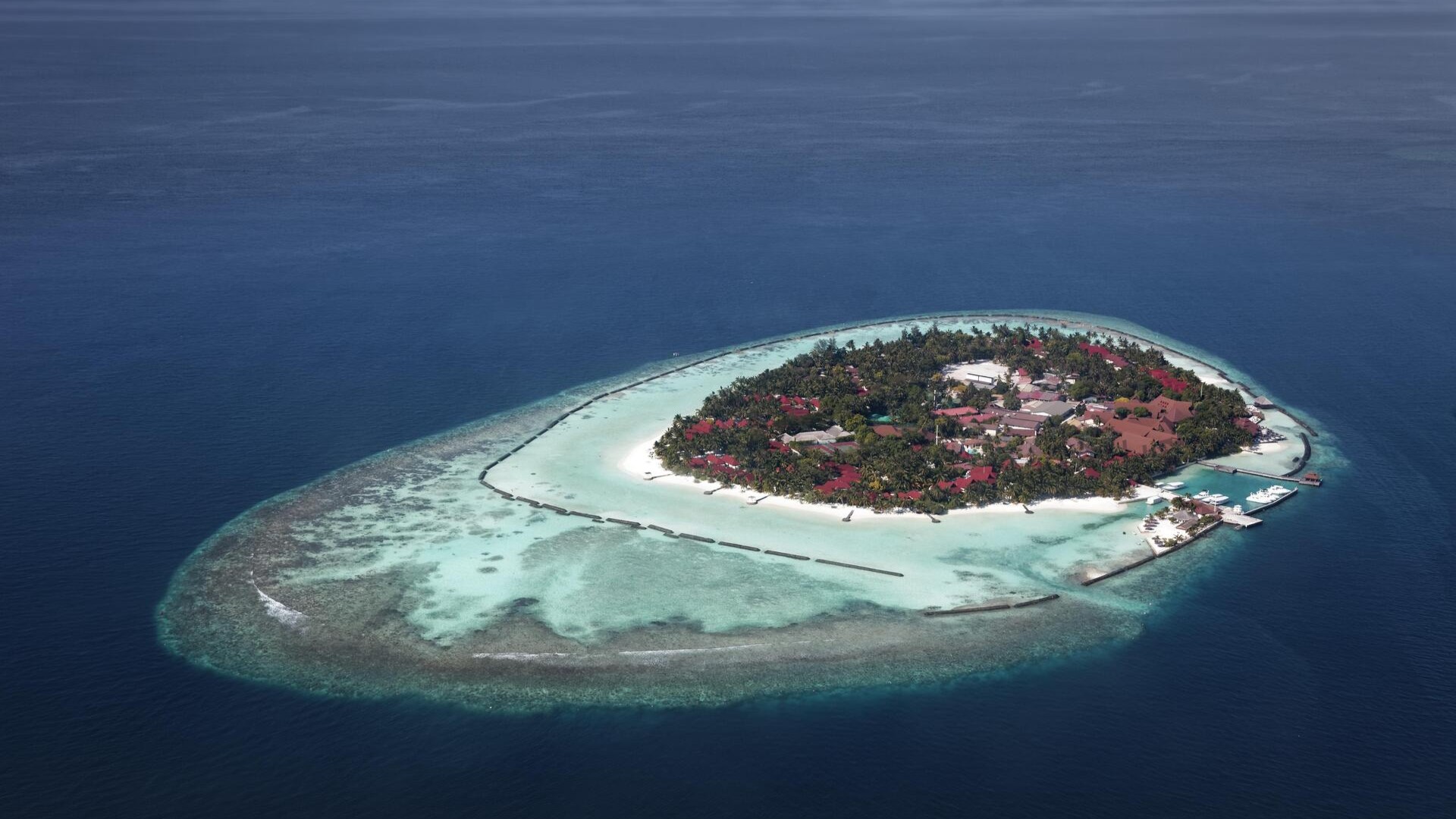 Вид сверху на остров Курумба, Северный атолл Мале.