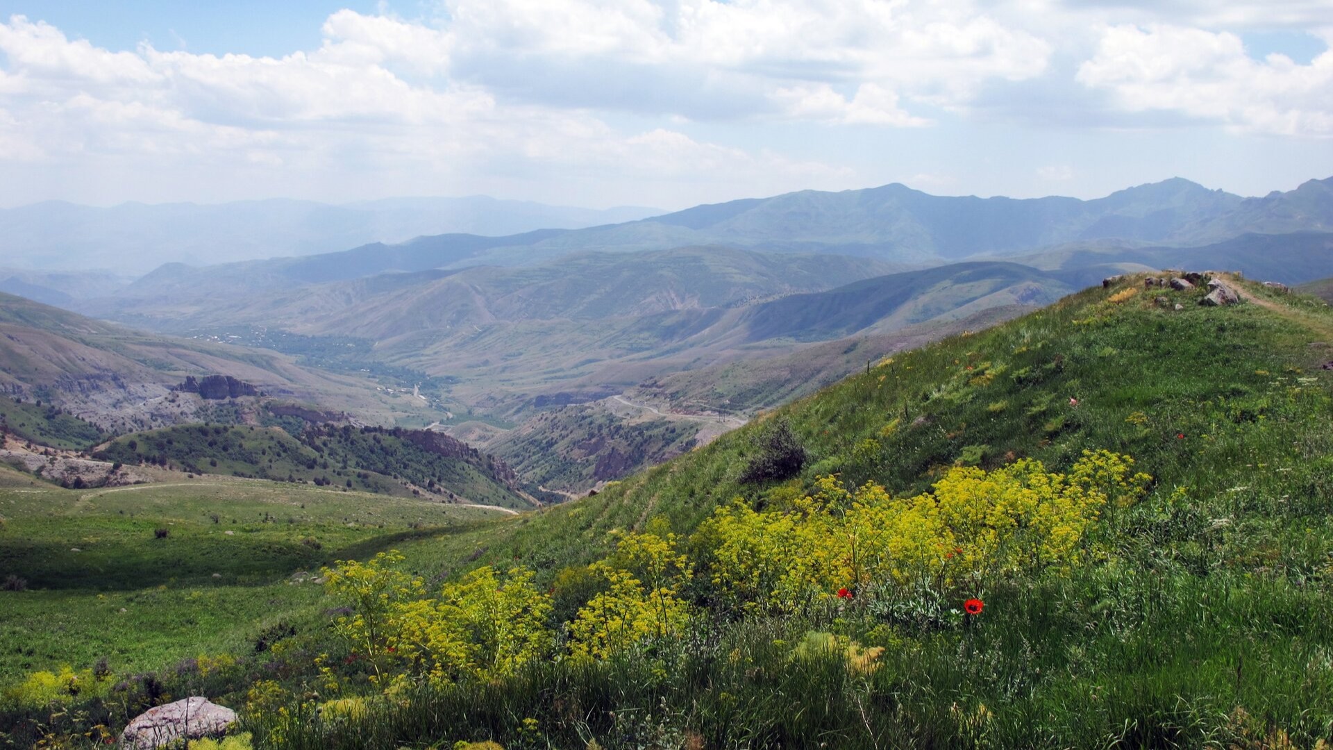 Зеленый горный пейзаж на перевале Селим.