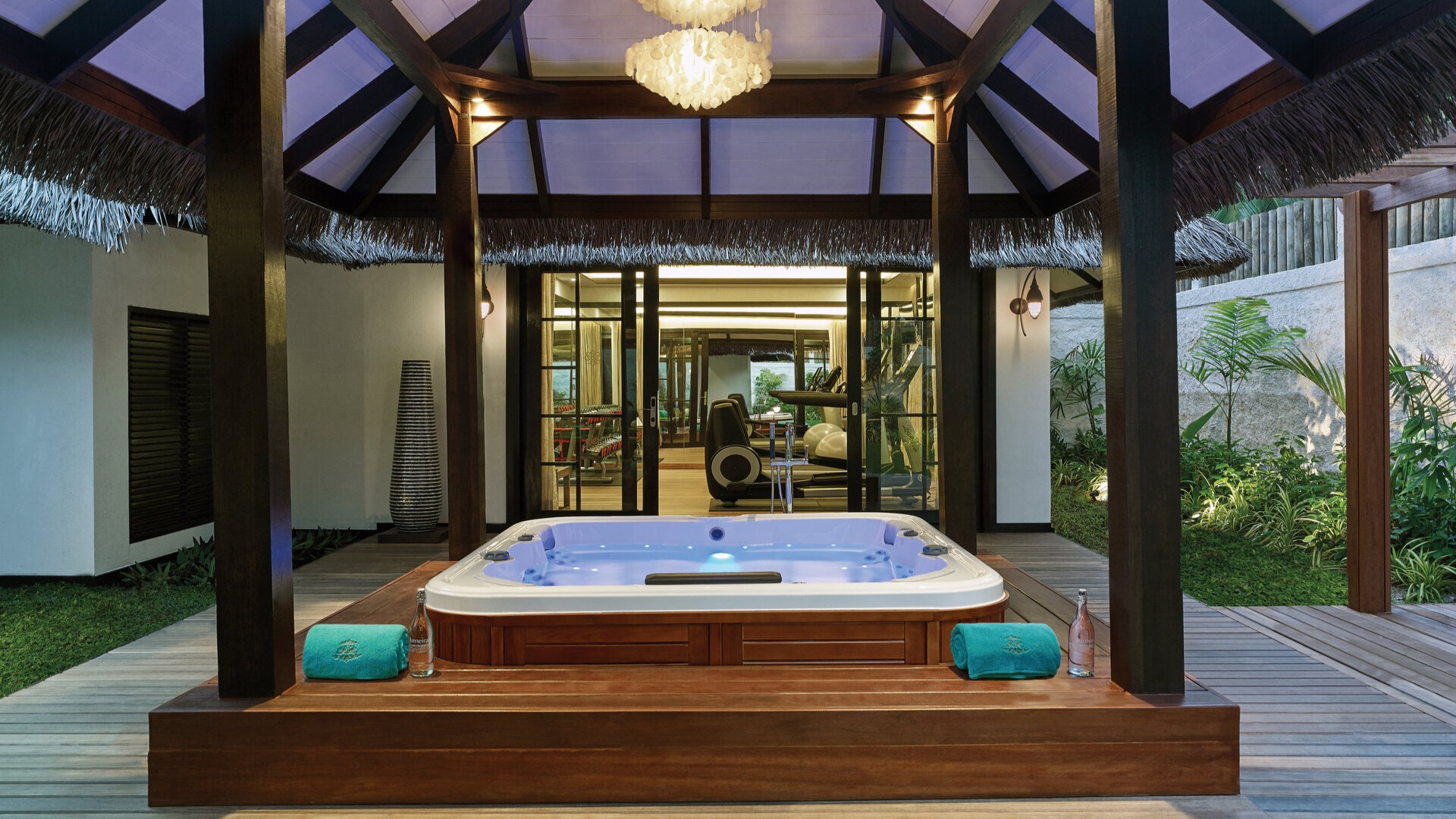 Отдых в джакузи в Royal Residence, Мальдивы.