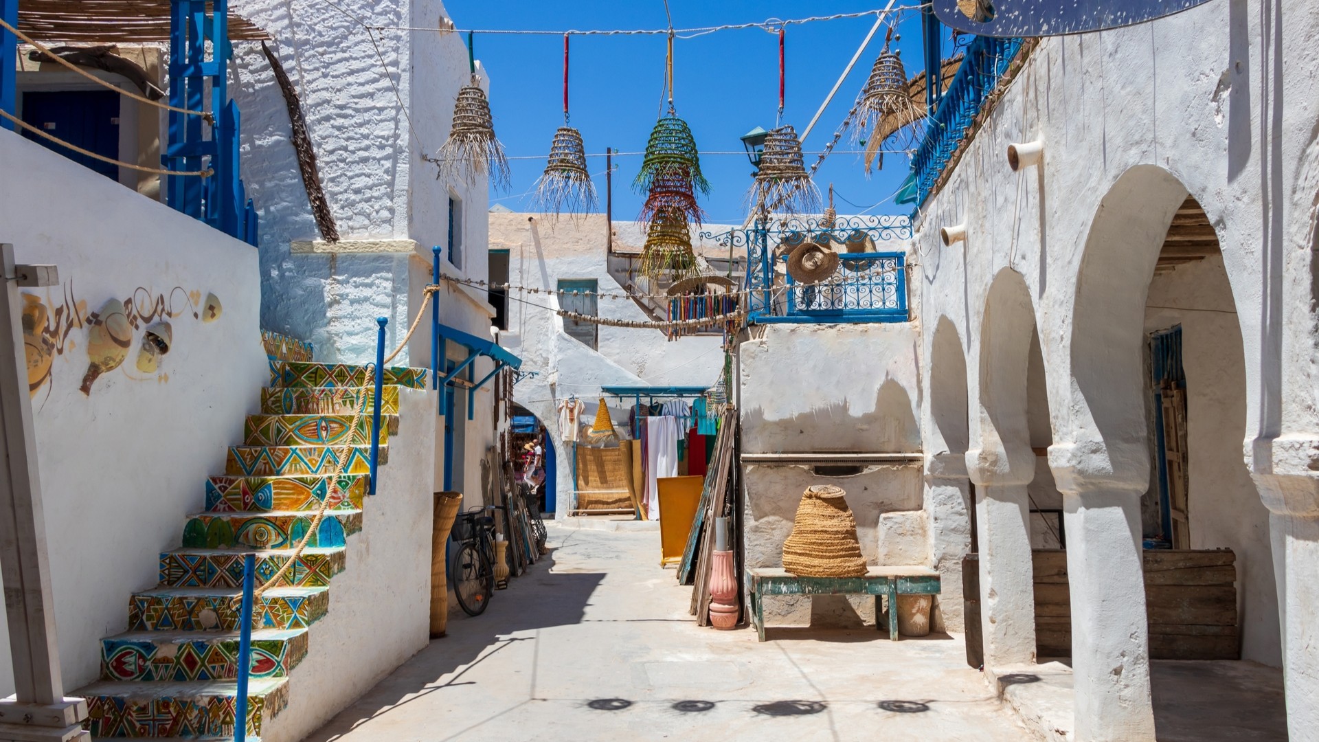 Разноцветные лестницы на улице в городе Хумт-Сук в Тунисе.