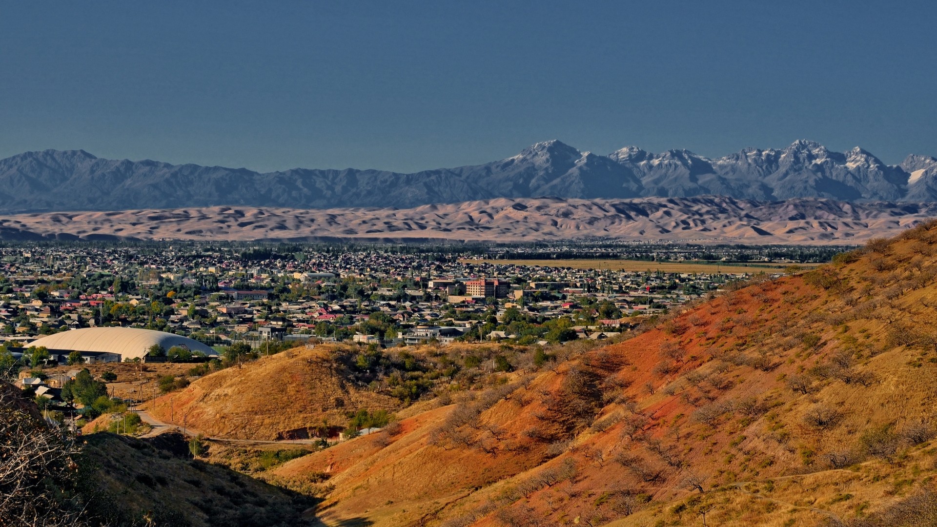 Красивый пейзаж города Манас, Кыргызстан.