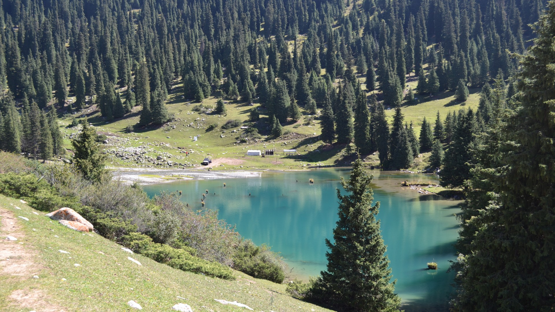 Священное озеро в Семеновском ущелье.