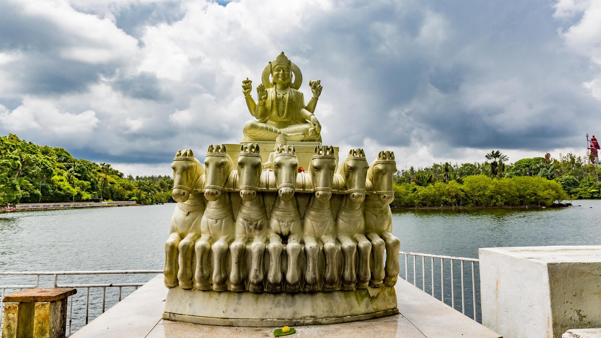 Статуя индуистского божества в храме Господа Шивы, священное озеро Гранд-Бассен.