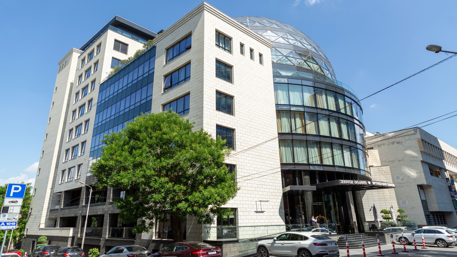 Внешний фасад отеля Wyndham Garden Tbilisi.