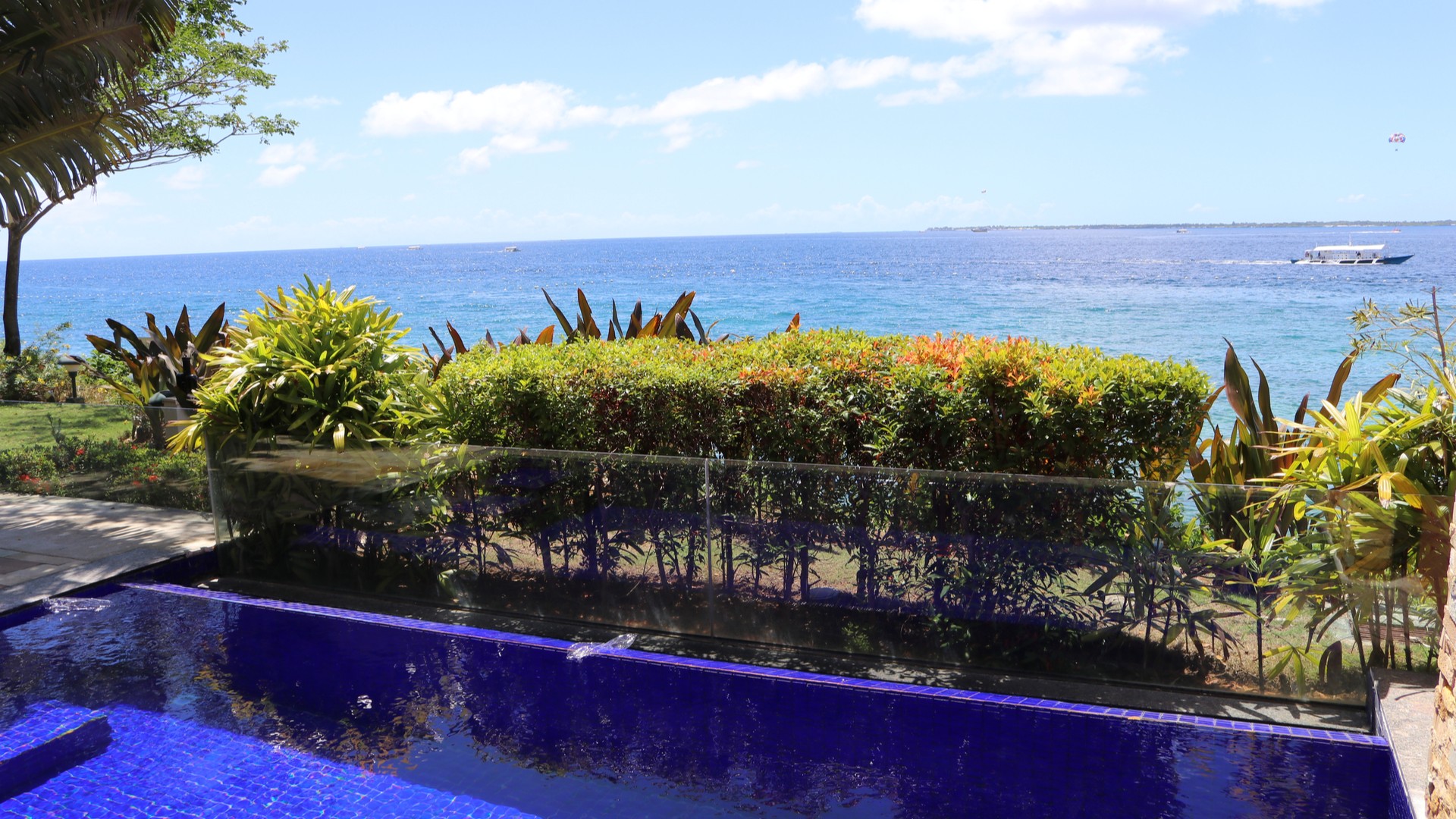 Вилла с бассейном в отеле Crimson Resort and Spa Mactan, Себу.