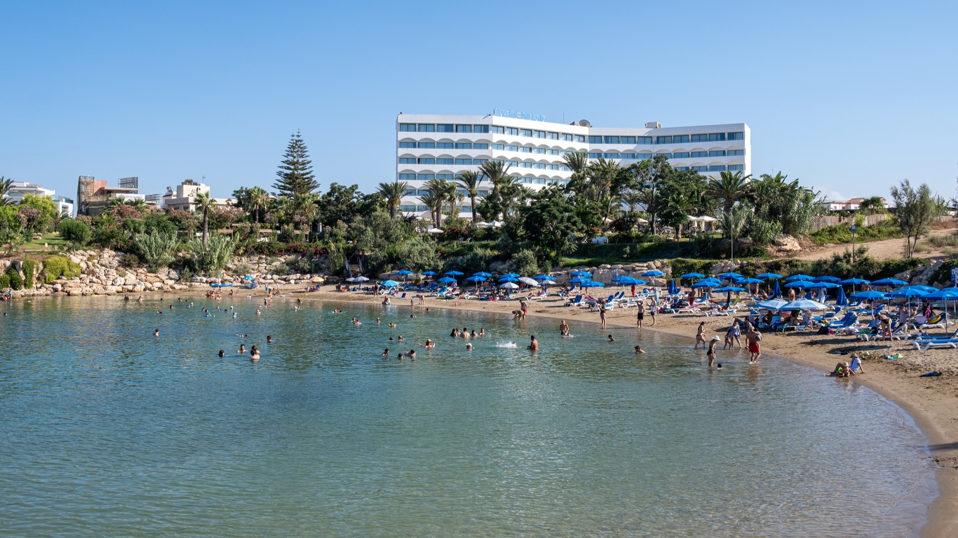 Туристы отдыхают на пляже у отеля Crystal Springs Beach Hotel, Протарас.