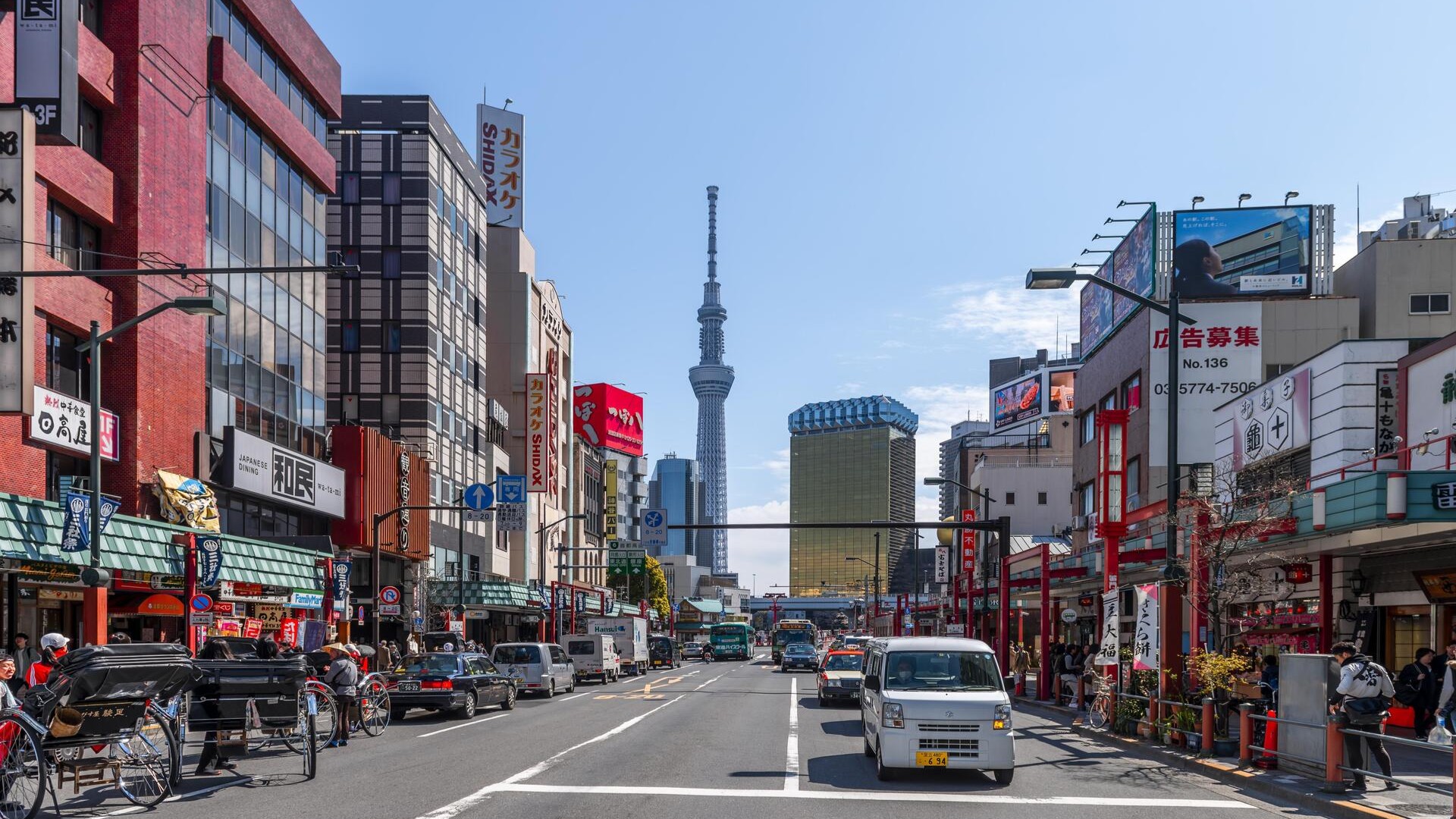Улица, небоскребы на заднем плане и телебашня Tokyo Skytree, Асакуса, Токио.