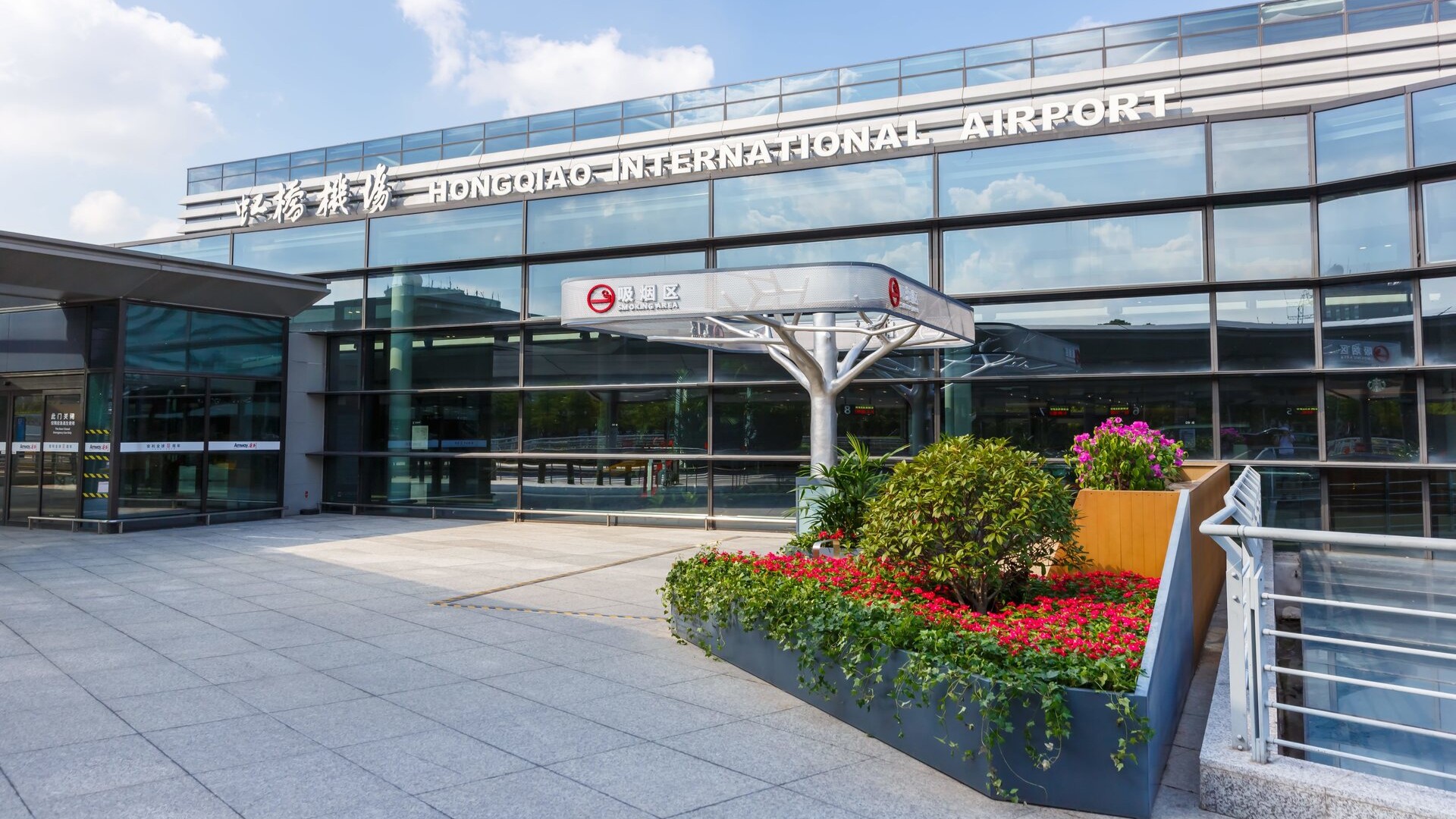 Терминал 1 шанхайского аэропорта Хунцяо в Китае.