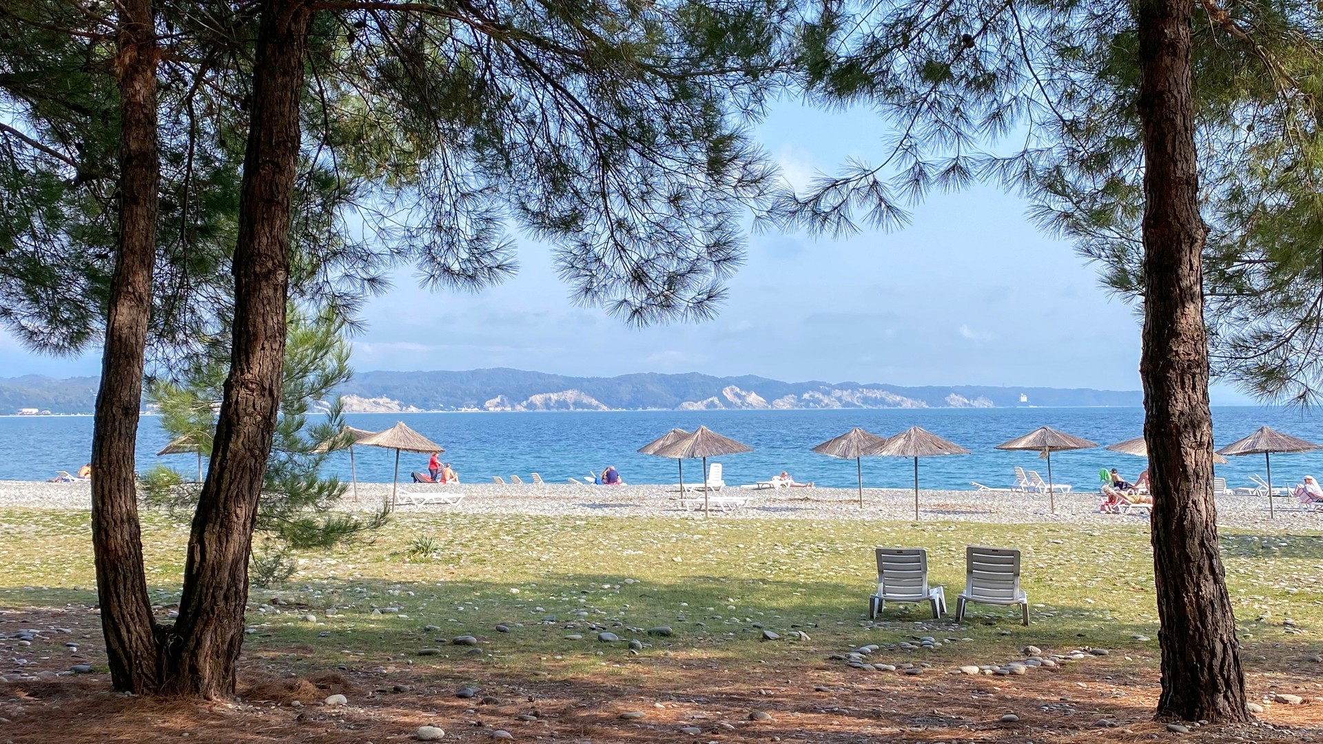 Вид на пляж Пицунды и Черное море, Абхазия.