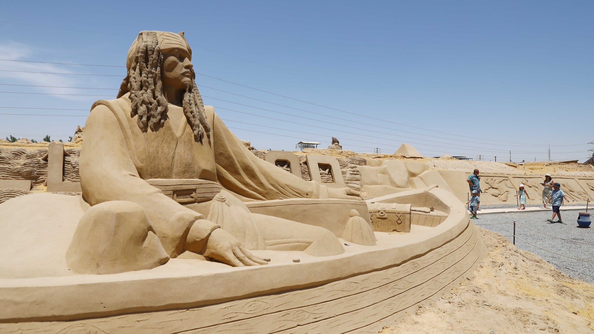 Песчаная скульптура в парке Sand City в Хургаде.
